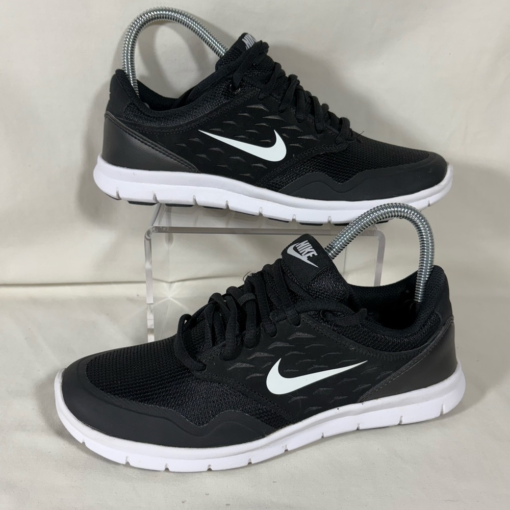 Nike Women's Black and White Athletic Sneakers
